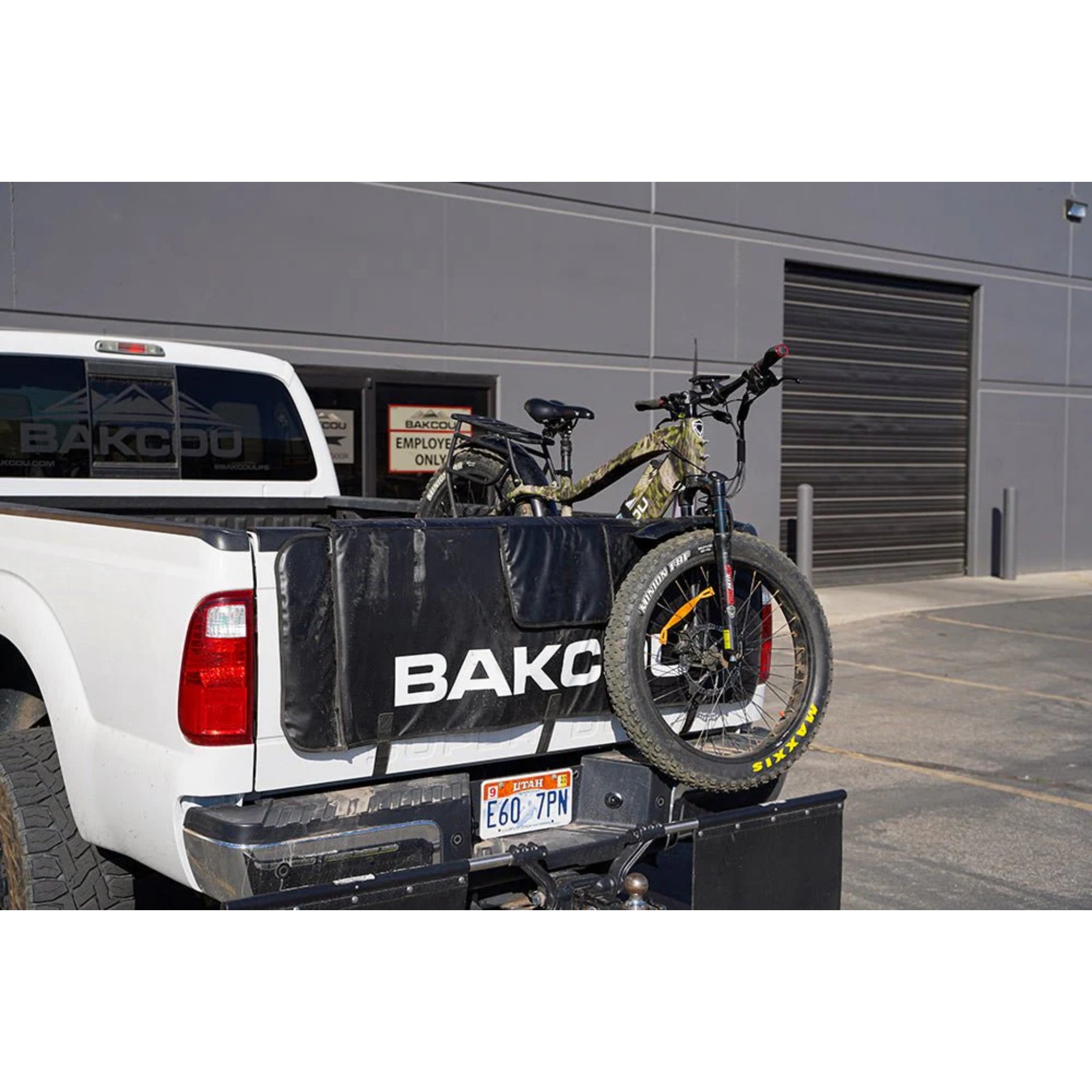 BAKCOU - Extendable Tailgate Pad